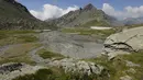 Pemandangan hamparan kering danau buatan Gabiet dekat Gressoney-La-Trinite di Lembah Aosta, Italia utara, Selasa (19/7/2022). Italia menghadapi kekeringan terburuk dalam 70 tahun dan Kabinet Italia terpaksa mengumumkan keadaan darurat di Italia utara itu hingga akhir tahun ini. (AP Photo/Luca Bruno)