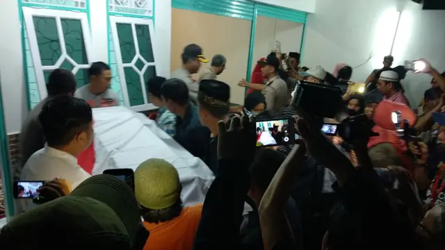 Jenazah almarhum Briptu Anumerta Fandi Setya Nugroho, korban kerusuhan Rutan Mako Brimob tiba di rumah duka.