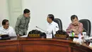 Presiden Jokowi berbincang dengan Mendagri Tjahjo Kumolo saat rapat terbatas (ratas) di Kantor Presiden, Komplek Istana Kepresidenan, Jakarta, Rabu (11/3/2015). (Liputan6.com/Faizal Fanani)