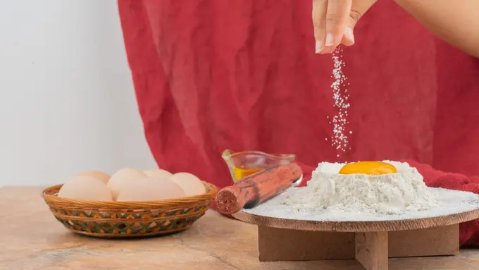 Kenapa Teknik Menabur Garam dari Ketinggian Bisa Meningkatkan Rasa Masakan? Berikut Penjelasannya