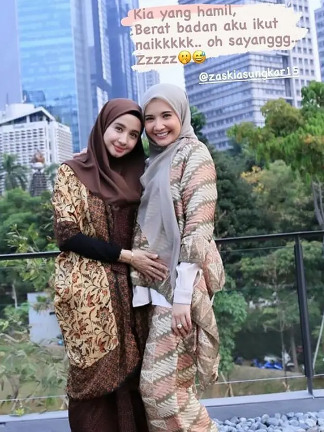 Hamil Setelah 10 Tahun Nikah, Ini 6 Potret Zaskia Sungkar Pamer Baby Bump