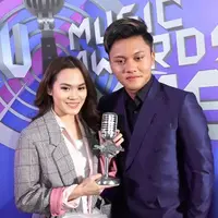Penantian Sheryl Shinafia dan Rizky Febian akhirnya menangkan video klip paling ngetop di SCTV Music Awards 2018