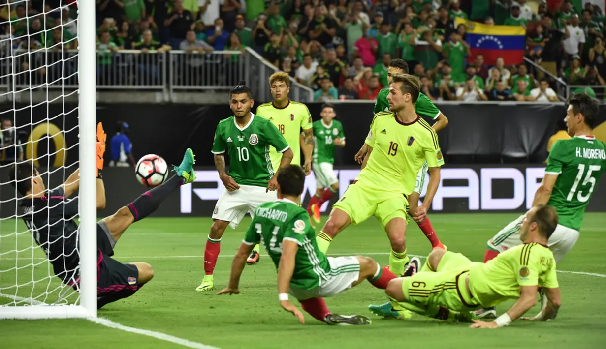 Kiper Venezuela, Daniel Hernandez, mengamankan gawangnya dari serangan pemain Meksiko dalam laga Grup C Copa America 2016 di Stadion NRG, Houston, AS, Selasa (14/6/2016) WIB. (AFP/Nelson Almeida)