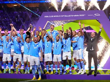 Pemain Manchester City Kyle Walker (tengah) mengangkat trofi pada akhir pertandingan final Piala Dunia Antarklub antara Manchester City dan Fluminense di Stadion King Abdullah Sports City, Jeddah, Arab Saudi, Jumat (22/12/2023). Manchester City menang 4-0. (AP Photo/Manu Fernandez)