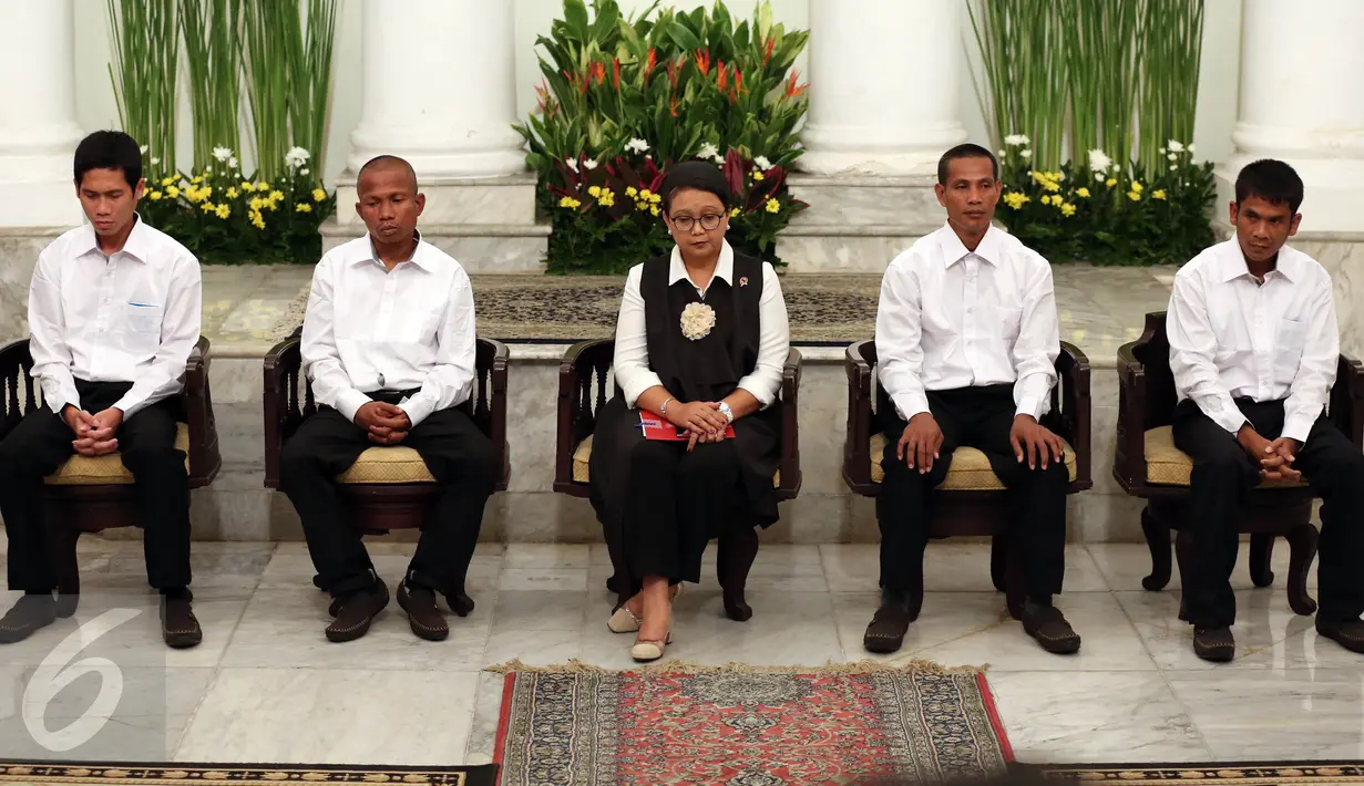 Menlu, Retno Marsudi bersama empat korban WNI yang di sandera perompak Somalia saat serah terima korban sandera Perompak kepada keluarga di Kemenlu, Jakarta, Senin (31/10).  (Liputan6.com/Johan Tallo)