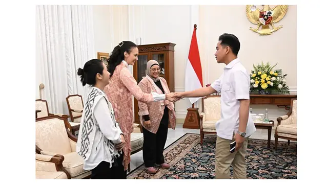 5 Potret Outfit Nadine Chandrawinata saat Bertemu Wapres, Anggun dengan Batik Modern