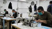 Sejumlah pekerja Palestina membuat masker di sebuah pabrik di Gaza City (13/4/2020). Palestina pada Senin (13/4) mengatakan jumlah kasus terkonfirmasi COVID-19 meningkat menjadi 308, termasuk 36 kasus di Yerusalem Timur. (Xinhua/Rizek Abdeljawad)
