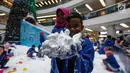 Seorang anak menunjukkan salju saat bermain Snow Playland di Mall Ciputra, Jakarta barat, Selasa (19/12). Mengusung tema It’s Christmas Time, serangkaian acara bernuansa natal disuguhkan untuk menghibur pengunjung. (Liputan6.com/Faizal Fanani)