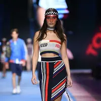 Kacamata topi yang bergaya sporty. (Foto: Vogue)