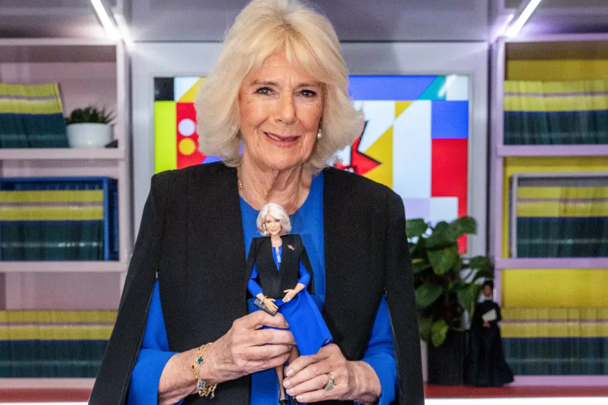 Ratu Camilla mendapat hadiah barbie mirip dirinya saat perayaan Hari Perempuan Internasional