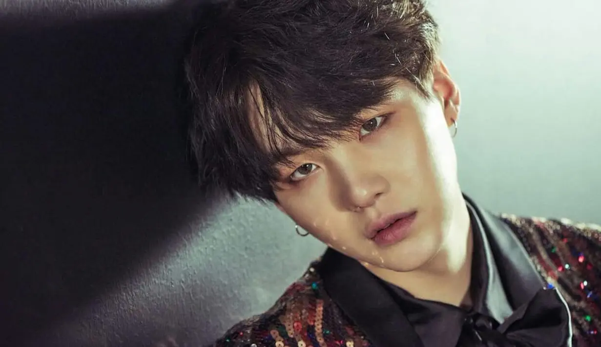 Namun siapa yang menyangka jika sebenarnya Suga punya kepribadian yang jauh berbeda dari penampilannya yang selalu cool. Salah satu contohnya adalah saat BTS menggelar BTS FESTA 2018. (Foto: Soompi.com)