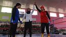 Sadaf Rahimi, gadis berusia 19 tahun ini memenangi seleksi jelang kompetisi tinju antar provinsi di Stadion Ghazi, Kabul, Afganistan, (21/12/2015). (AFP/Shah Marai)