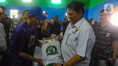 Menteri Koordinator Bidang Perekonomian Airlangga Hartarto menyalurkan Bantuan Langsung Tunai (BLT) El Nino di Kelurahan Pabuaran, Cibinong, Kabupaten Bogor, Jawa Barat, Sabtu (6/1/2024). Airlangga menjelaskan bahwa BLT El Nino merupakan bantuan khusus bagi penerima manfaat yang terdampak kekeringan. (merdeka.com/Arie Basuki)