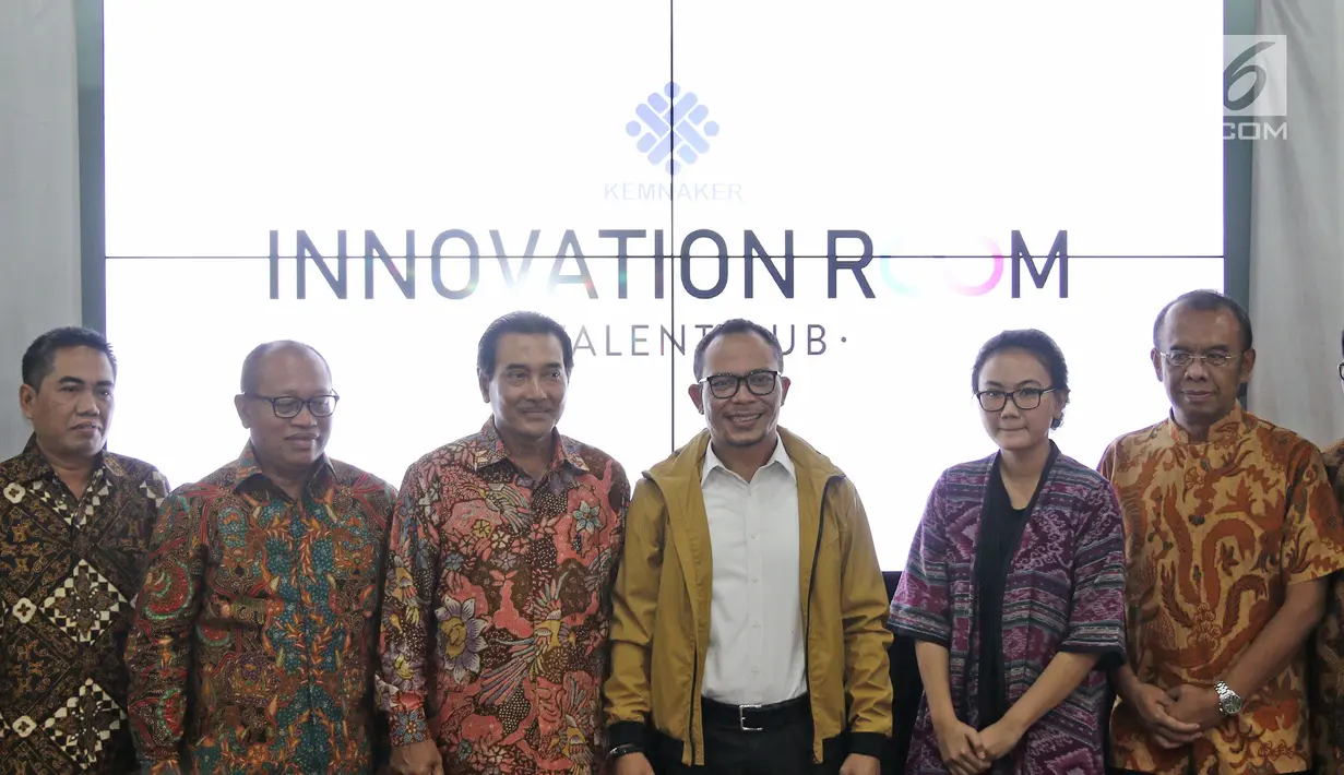 Menaker Hanif Dhakiri (ketiga kanan) foto bersama usai meresmikan Innovation Room di Jakarta, Kamis (28/6). Kemnaker meresmikan ruang inovasi bertujuan membantu anak-anak muda mengembangkan bisnis digital dan proyek kreatif. (Liputan6.com/Herman Zakharia)