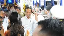 Presiden Joko Widodo saat mencoba moda transportasi MRT di Jakarta, Selasa (19/3). Jokowi mengajak sejumlah Menteri Kabinet Kerja menjajal MRT Jakarta. Jokowi dan para Menteri naik dari Stasiun Bundaran HI menuju Stasiun Lebak. (Liputan6.com/Angga Yuniar)