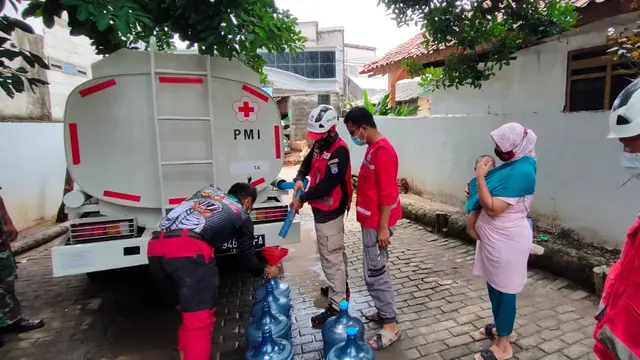 PMI Kota Depok memberikan bantuan kepada masyarakat terdampak banjir.