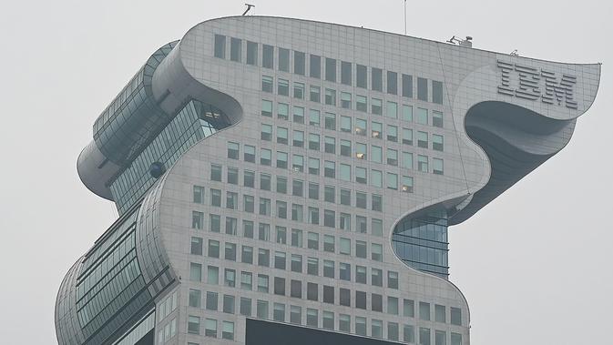 Gedung pencakar langit Pangu Plaza yang mendominasi daerah di seberang Stadion Olimpiade Bird's Nest, pusat kota Beijing, Selasa (20/7/2019). Bangunan 40 lantai hasil sitaan terkait kasus korupsi itu terjual dalam lelang online dengan harga 734 juta USD atau sekitar Rp10,5 triliun. (GREG BAKER/AFP)