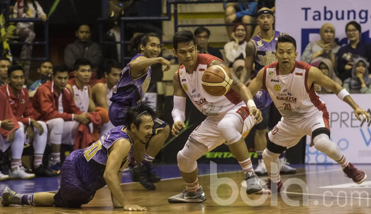 Pebasket Garuda Bandung, Sigit Nurman, mengejar bola saat melawan CLS Knights pada laga IBL Regular Season 2017 di C-tra Arena Bandung, Jawa Barat, Minggu (26/2/2017). Garuda kalah 54-57 atas CLS. (Bola.com/Vitalis Yogi Trisna)