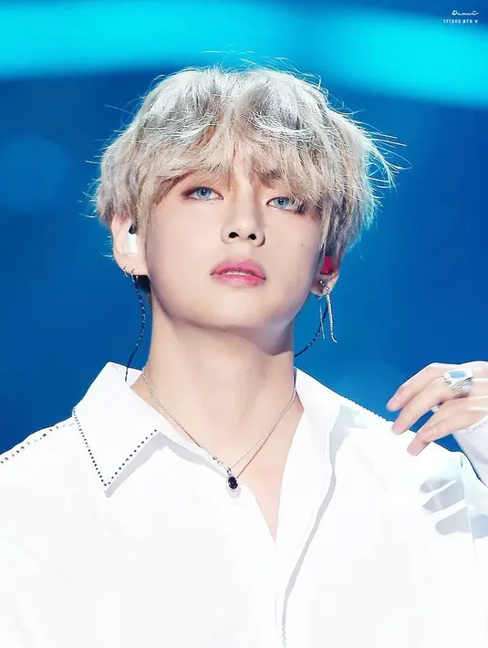 Beberapa waktu silam, V BTS dinobatkan sebagai pria tertampan di dunia oleh TC Candler. Lantaran punya wajah yang tampan, para penggemarnya menjulukinya sebagai CG-V. (Foto: koreaboo.com)