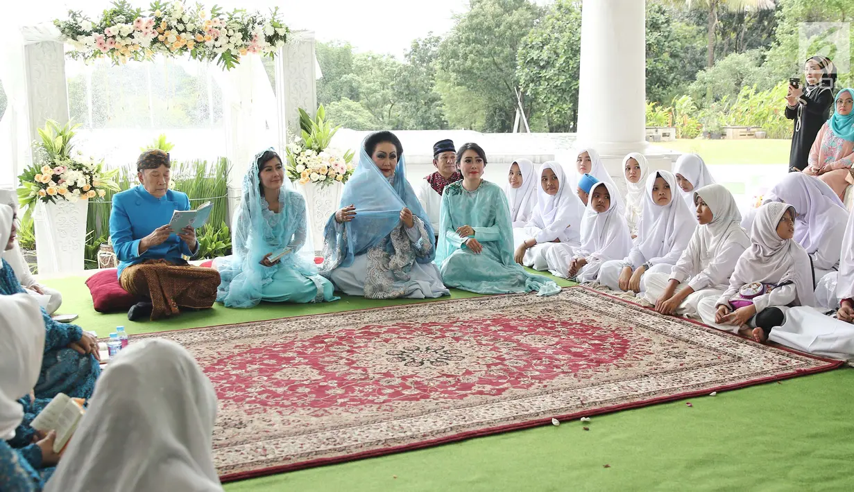 Bintang film dan sinetron Ardina Rasti saat menggelar pengajian di kawasan Gunung Putri, Jawa Barat, Jumat (19/1). Ardina Rasti mengadakan pengajian untuk persiapan pernikahannya pada sabtu (20/1/2018). (Liputan6.com/Herman Zakharia)