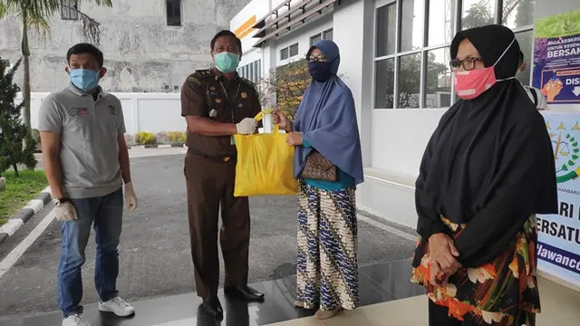 Penyerahan simbolis bantuan sembako dari Kejari Pekanbaru kepada masyarakat terdampak covid-19.