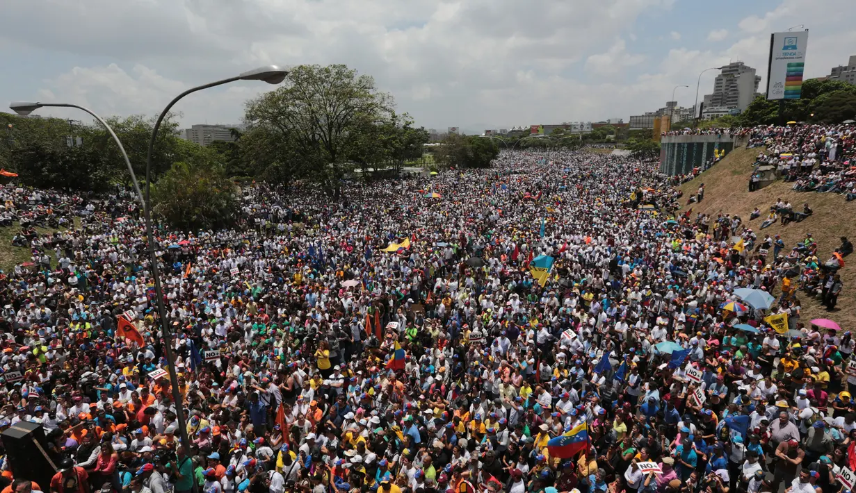 Ribuan demonstran saat memprotes Presiden Venezuela Nicolas Maduro di Caracas, Venezuela, (6/4). Para demonstran menutup ibukota dan memblokir arteri utama kota Venezuela. (AP Photo / Fernando Llano)
