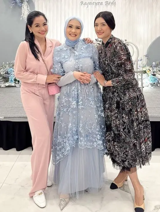 <p>Penampilan Titi Kamal dan Anissa Aziza saat hadir di akikah anak ketiga pemeran Kokom dalam sinetron Dunia Terbalik. Titi Kamal mengenakan pakaian merah muda sedangkan Anissa mengenakan dress hitam motif. [Instagram/titi_kamall]</p>