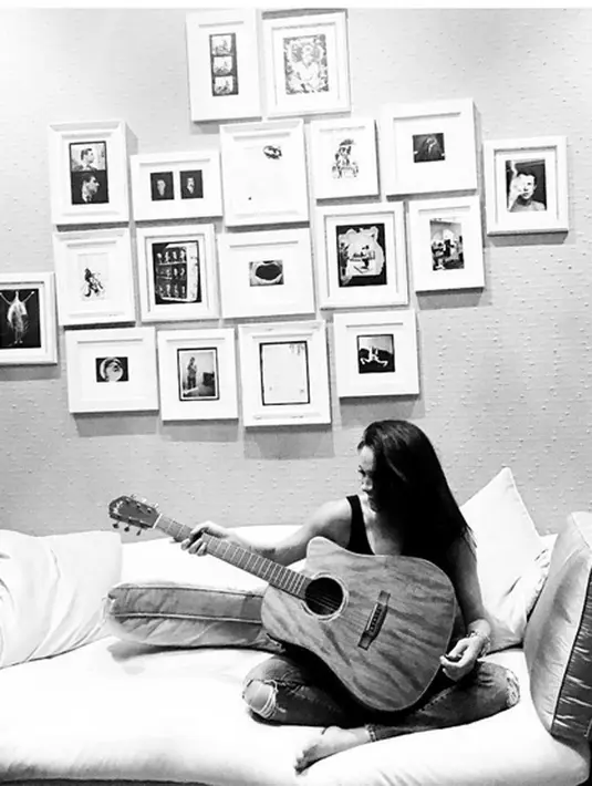 Di film ‘Suits’, Meghan berperan sebagai Rachel Zane yang selalu memainkan adegan seks dengan lawan mainnya, Patrick J Adams. (Instagram/Meghanmarkle)