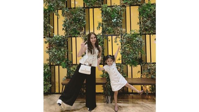 7 Gaya Ayu Ting Ting dan Bilqis Saat Pakai Baju Kembaran, Kompak Banget