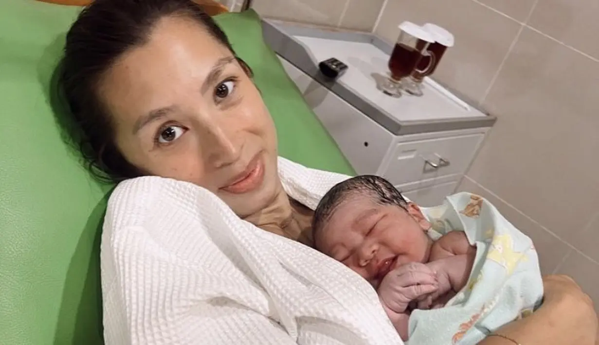 Wajahnya tetap fresh meski sudah melewati persalinan secara vaginal. Ia pun menunjukkan anak keempatnya yang berjenis kelamin laki-laki.  (@jenniferbachdim)