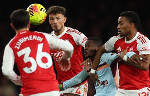 Bek Arsenal, Martin Zubimendi (kiri), Ben White (2 kiri), dan Jurrien Timber (kanan) berebut bola dengan penyerang Brentford, Dango Ouattara dalam pertandingan Liga Inggris antara Arsenal dan Brentford di Stadion Emirates, London, pada 3 Desember 2025. (Adrian Dennis / AFP)