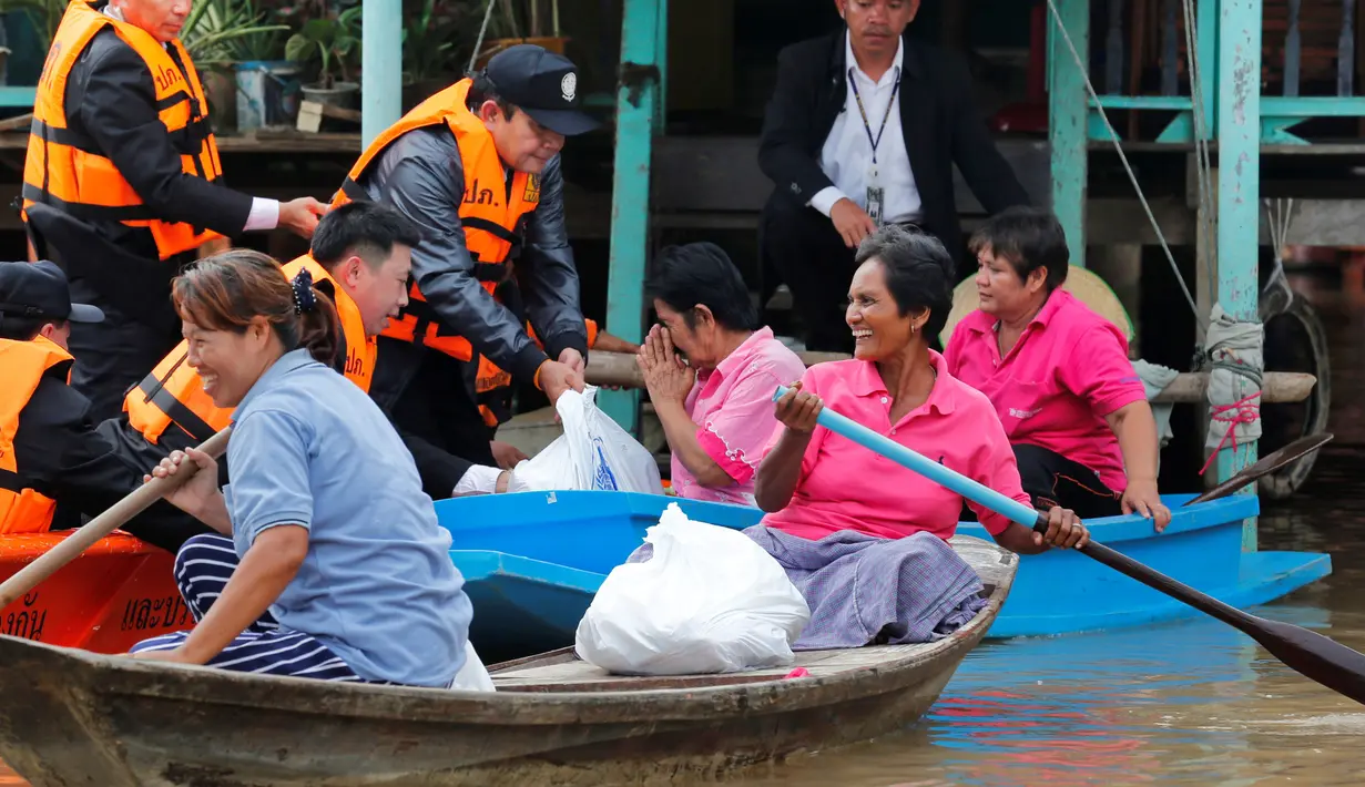 Perdana Menteri Thailand Prayuth Chan-ocha memberikan bantuan pada warga yang terjebak banjir di Distrik Sena, Ayutthaya, Thailand (5/10). Thailand mengatakan sekitar 96.000 hektare terendam dan banyak akses terputus.( Reuters/Chaiwat Subprasom)
