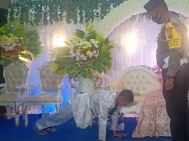Langgar Protokol Kesehatan Pengantin Pria Dihukum Push Up Di Depan Tamu Undangan Lifestyle Liputan6 Com Hampir 500 ribu warga terdampak banjir dan 60 ribu lebih diantaranya terpaksa mengungsi.
