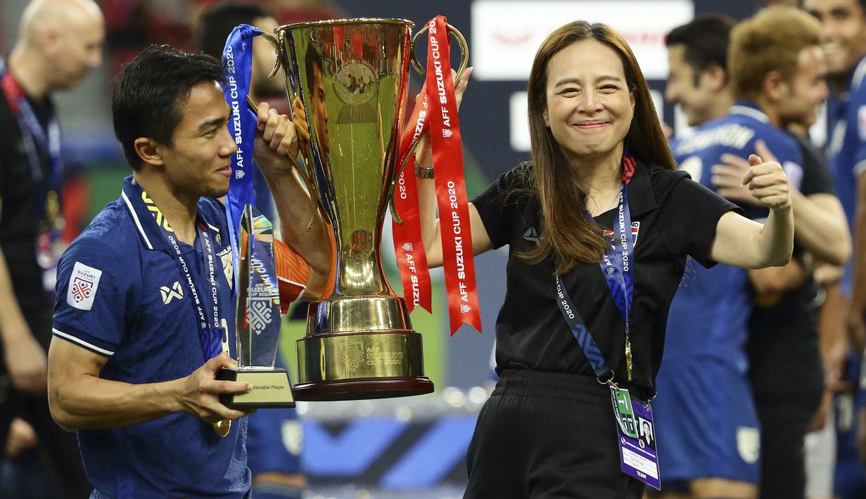 Madam Pang ternyata sudah memberi bonus pemanasan kepada Timnas Thailand. Kabarnya dia memberikan hadiah kepada pemain dan staff pelatih masing-masing Iphone 13 dan jam tangan Rolex setelah berhasil lolos dari fase Grup A. (AP/Suhaimi Abdullah)