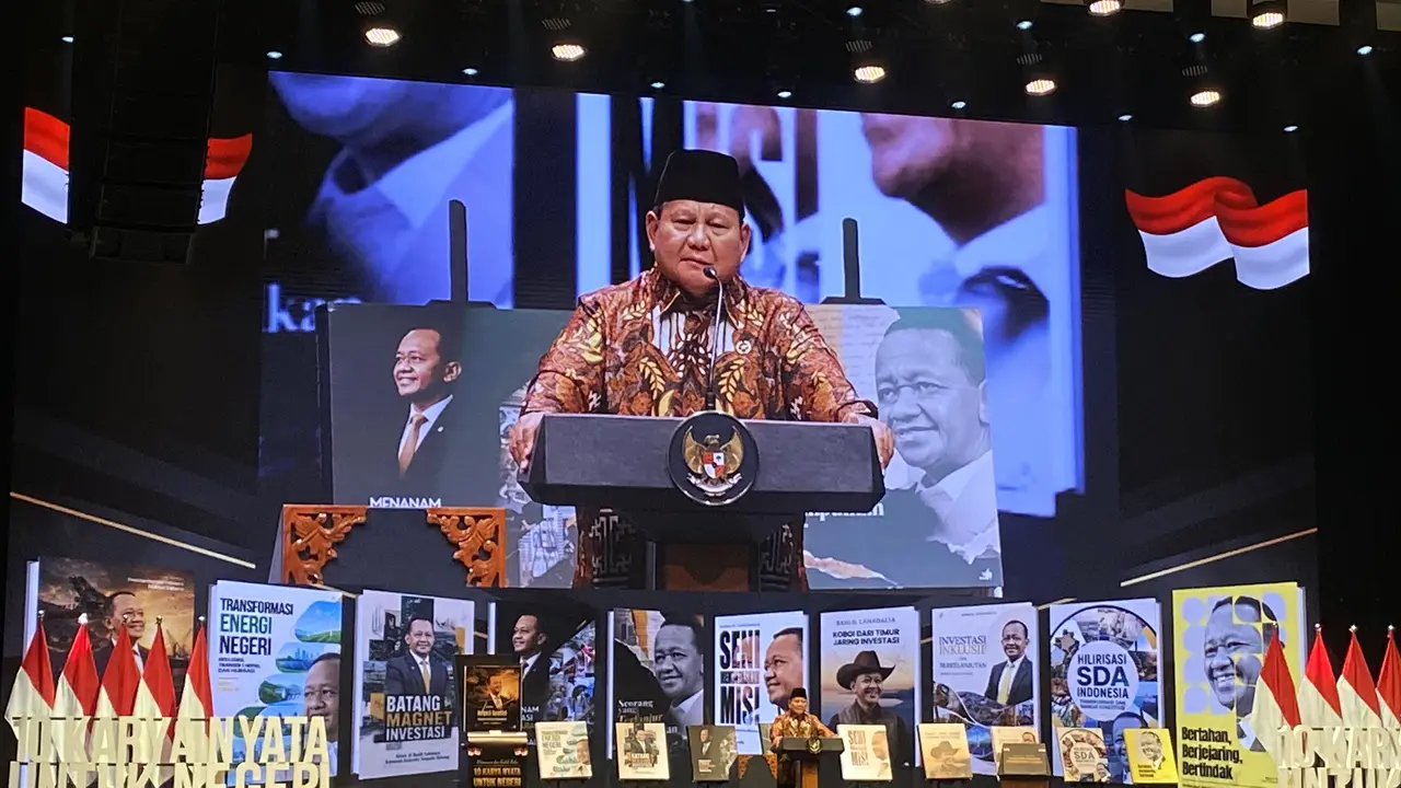 Presiden Prabowo Subianto pada acara Peluncuran dan Bedah Buku 10 Karya Nyata untuk Negeri Setengah Abad karya Menteri Energi dan Sumber Daya Mineral (Menteri ESDM) Bahlil Lahadalia, Jumat (7/8/2026). (Liputan6.com/Devira)