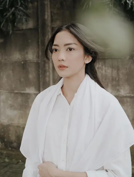 Unggah foto dengan busana simpel yakni kemeja serta selendang putih, gaya aktris dan model ini dipuji penggemar. Terlebih lagi ia tampil dengan makeup yang natural dan tak berlebihan. (Liputan6.com/IG/@ririndwiariyanti)