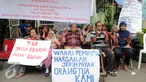 Sejumlah warga para sesepuh veteran berkumpul mengadakan aksi mimbar bebas di kawasan sungai bambu, Jakarta Utara, Rabu (3/2). Dalam aksi mereka menolak pengosongan rumah negara secara paksa terhadap 6 rumah negara. (Liputan6.com/Helmi Afandi)