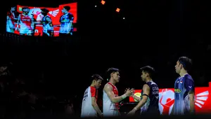 Pebulu tangkis ganda putra Indonesia, Raymond Indra/Nikolaus Joaquin bersalaman dengan rekan senegaranya, Sabar Karyaman Gutama/Moh Reza Pahlevi dalam laga semifinal Indonesia Open 2026 di Istora Senayan, Jakarta, Sabtu (06/06/2026). (Bola.com/Bagaskara Lazuardi)