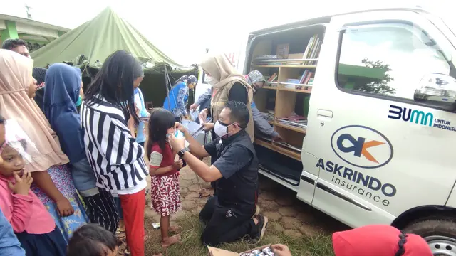 Hibur Anak-Anak Korban Banjir Karawang, Askrindo Hadirkan Mobil Pintar