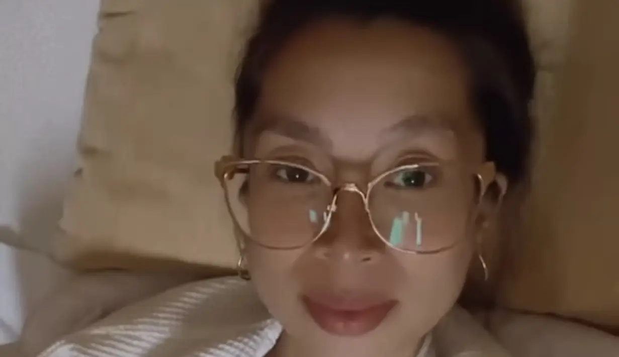 Jennifer pun langsung membagikan momen beberapa saat setelah melahirkan dalam Instagram stories. Dalam potret tersebut, ia mengenakan kacamata dengan wajah tanpa makeup (@jenniferbachdim)