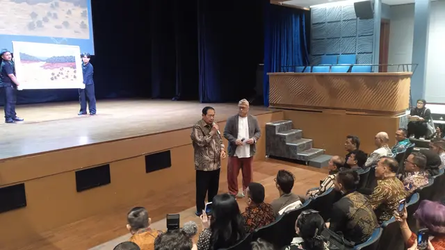 Presiden ke-6 RI Susilo Bambang Yudhoyono (SBY) ikut dalam acara Pameran Seni Rupa & Lelang Lukisan untuk Bencana Sumatera di Taman Ismail Marzuki (TIM) Jakarta.