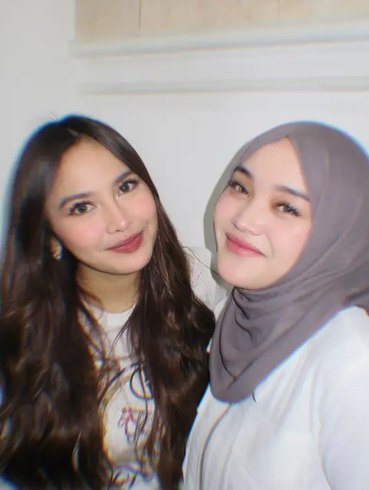 Sedangkan Mahalini pilih kenakan lipstik matte dengan shade yang lebih gelap. [@putridelinaa]