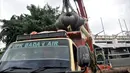 Petugas menggunakan alat berat saat mengangkut tumpukan sampah kiriman di Pintu Air Manggarai, Jakarta, Minggu (29/12/2019). Volume sampah di Pintu Air Manggarai mencapai 84 meter kubik atau setara tujuh truk. (merdeka.com/Iqbal Nugroho)