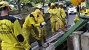 Petugas Dinas Bina Marga membongkar pagar dan sepatator di Jalan Galunggung, Jakarta, Kamis (10/1). Pembongkaran dilakukan guna menghilangkan batas antar jalur sehingga diharapkan dapat mengurai simpul kemacetan. (Liputan6.com/Immanuel Antonius)