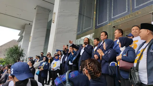 Ketua Umum (Ketum)Partai NasDem Surya Paloh melepas iring-iringan kader Partai Nasdem untuk mendaftarkan nama bakal calon legislatif (bacaleg)