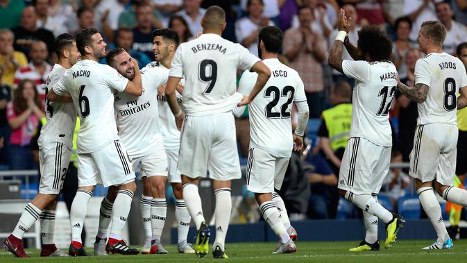 Bek Real Madrid, Daniel Carvajal berselebrasi dengan rekannya setelah mencetak gol ke gawang Getafe pada lanjutan La Liga Spanyol di stadion Santiago Bernabeu, Madrid, (19/8). Madrid menang 2-0 atas Getafe. (AP Photo/Andrea Comas)