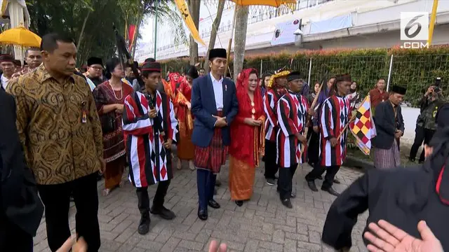Pesta adat Kahiyang-Bobby menyambut kedatangan Presiden Jokowi dan Ibu Negara dengan tari Tor-tor mundur.
