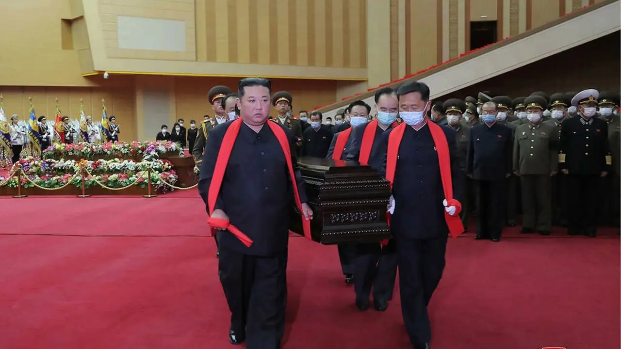 Pemimpin Korea Utara Kim Jong-un (kiri) membawa peti mati di pemakaman kenegaraan seorang perwira tinggi militer. (KCNA VIA KNS/AFP)