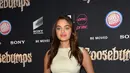 Odeya Rush memerankan karakter Hannah, gadis yang membuat Zach tertarik. Sayangnya Hannah memiliki ayah misterius, seorang penulis bernama R.L Stine (diperankan Jack Black). (AFP/Bintang.com)