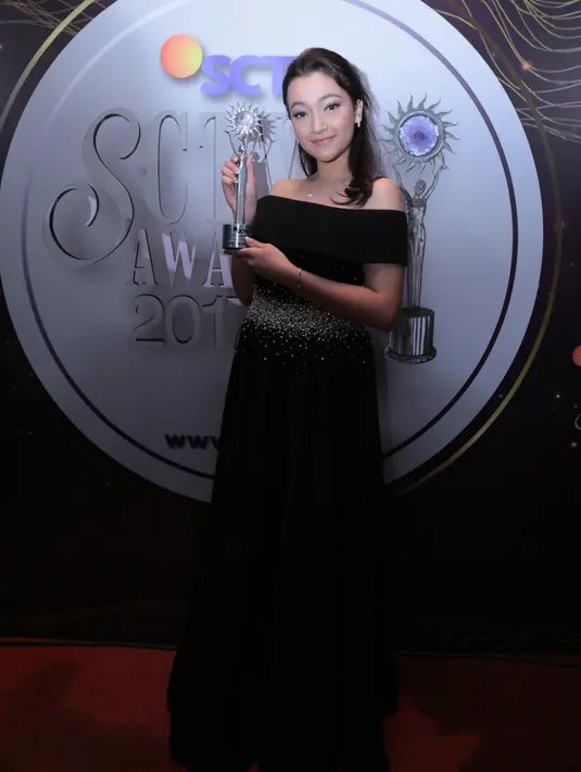 Melalui perannya di sinetron Anak Mesjid, ia berhasil meraih penghargaan sebagai Aktris Pendamping Paling Ngetop di malam penghargaan SCTV Awards. (Adrian Putra/Bintang.com)